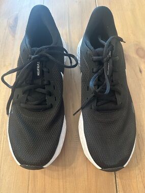 Nike Black and White Athletic Running Shoes